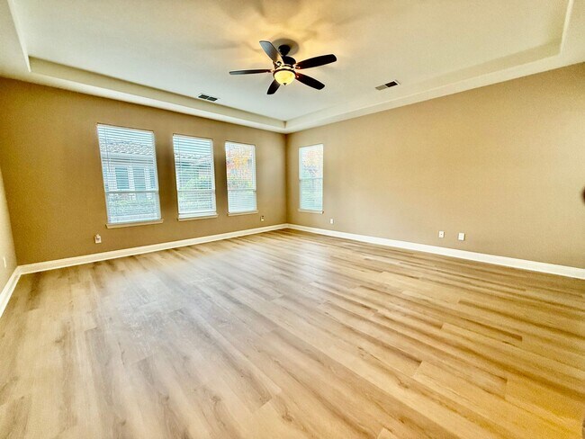 Building Photo - Executive Home available NOW