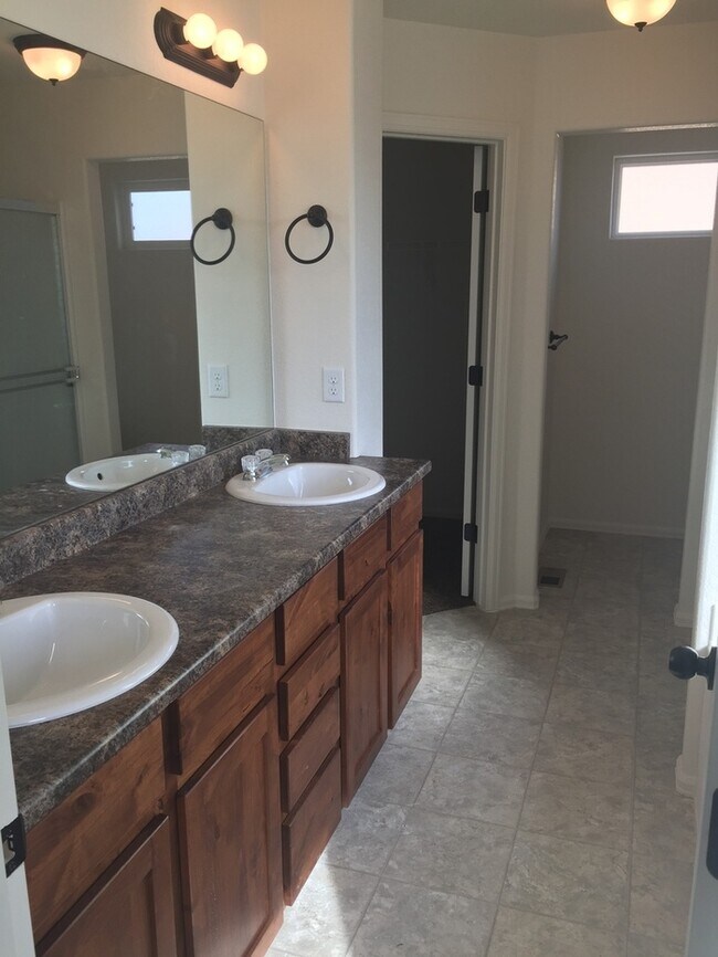 Building Photo - Spacious 3 Bed, 2 1/2 Bath in Berthoud