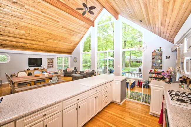 Building Photo - 565 Juneberry Rd