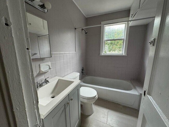 Building Photo - 611 53rd St