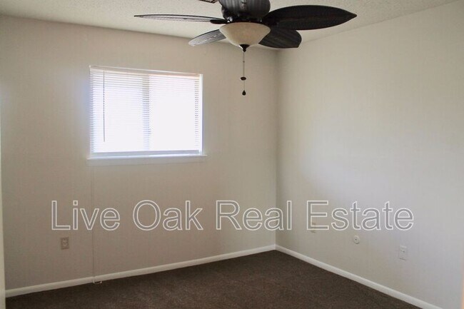 Building Photo - 3200 Lynnhaven Dr