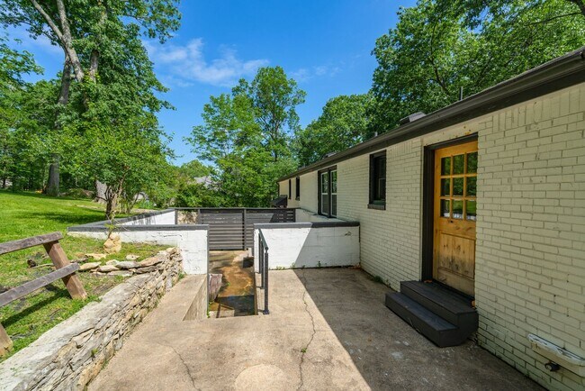 Building Photo - Amazing 3BE/2BA home in the West Meade & Hillwood Estates area!