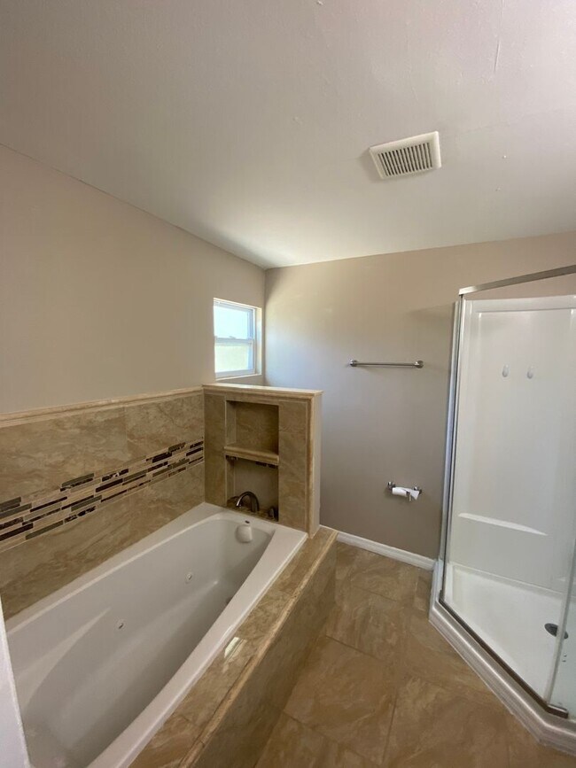 Building Photo - RANCH STYLE 3 BEDROOM 2 BATH  - NEAR USF & BUSCH GARDENS