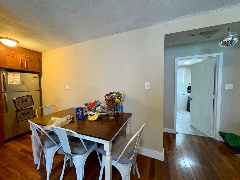 Building Photo - 72 Hillside St