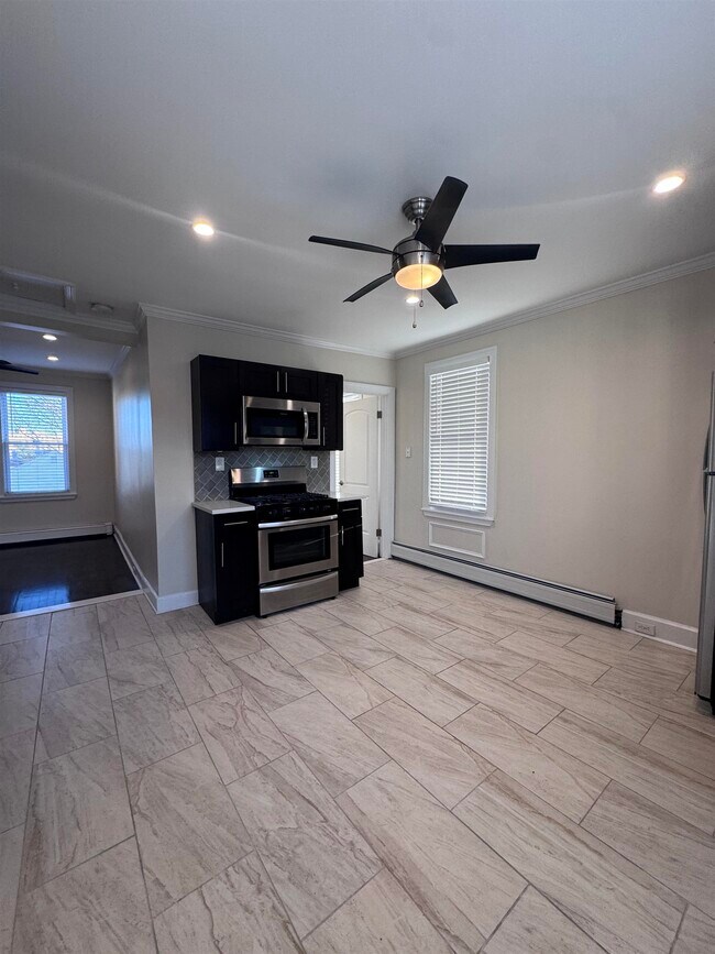 Building Photo - 14 River St