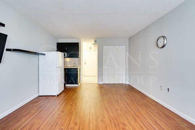 Building Photo - Beachfront Unit in Daytona Beach Shores