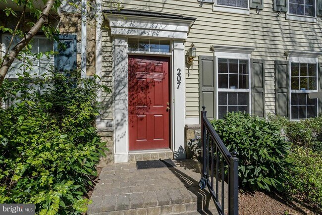 Building Photo - 207 Garden View Way