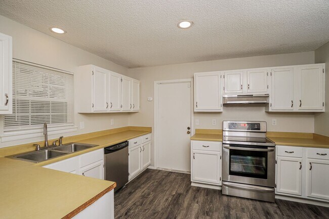 Building Photo - Recently updated-4 Bedroom house located about 11  miles from Randolph Air Force Base