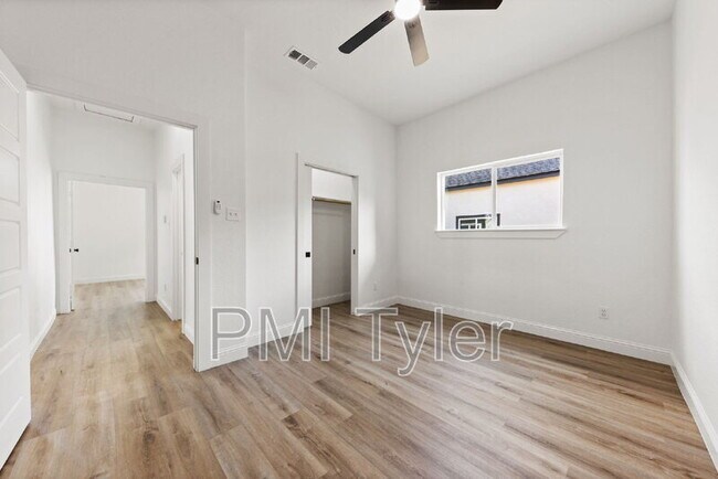 Building Photo - 1279 Bonham St