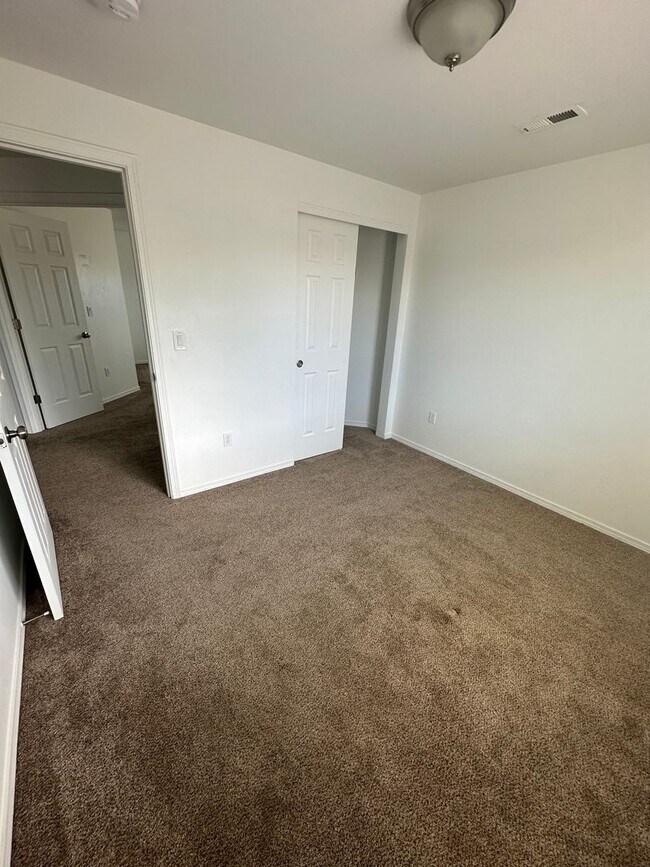 Building Photo - SW Bend House Near the Old Mill District, 4 Bdrms, 2.5 baths, A/C, Office/den, Dbl. Garage