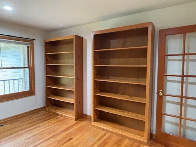 Building Photo - Spacious 4 BR/4 BA Single-Family Home in a Beautiful Wayzata/Minnetonka Neighborhood!