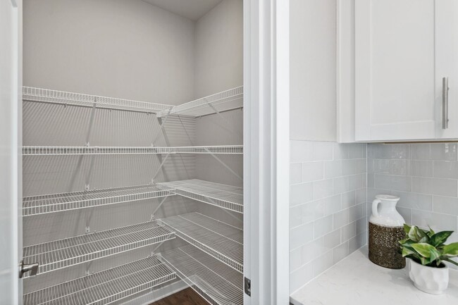 Building Photo - 4 Bedroom Kenmore Townhome with a Territorial View!