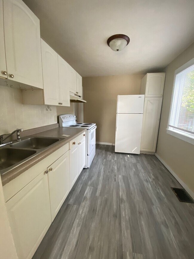 Building Photo - 2 Bedroom House!