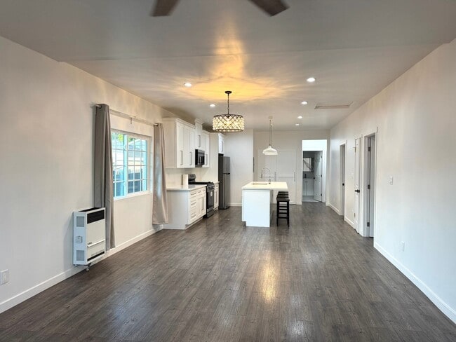 Building Photo - Renovated 3 bedroom 2 Bath house!