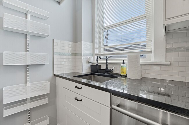 Building Photo - 6 Bed/3 Bath Remodeled Hyde Park Home w/Ce...