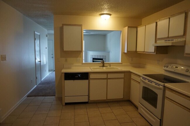 Building Photo - Two Bedroom Two and a Half Bathroom Townhouse located in Marsh Oaks Subdivision