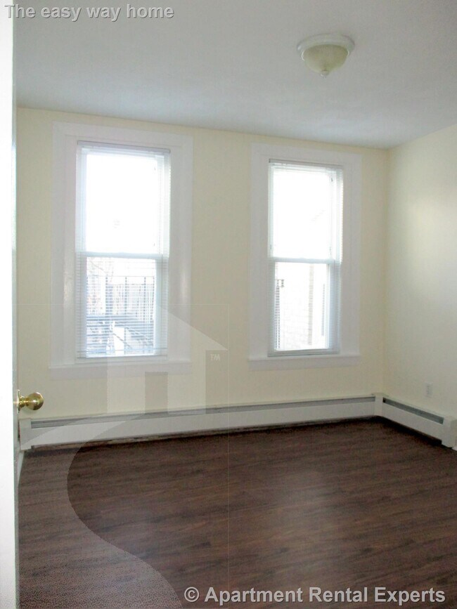 Building Photo - 2 Central St