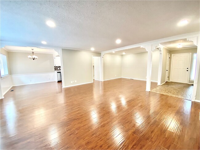 Building Photo - Freshly Updated! Roomy 3-Bedroom Home in J...