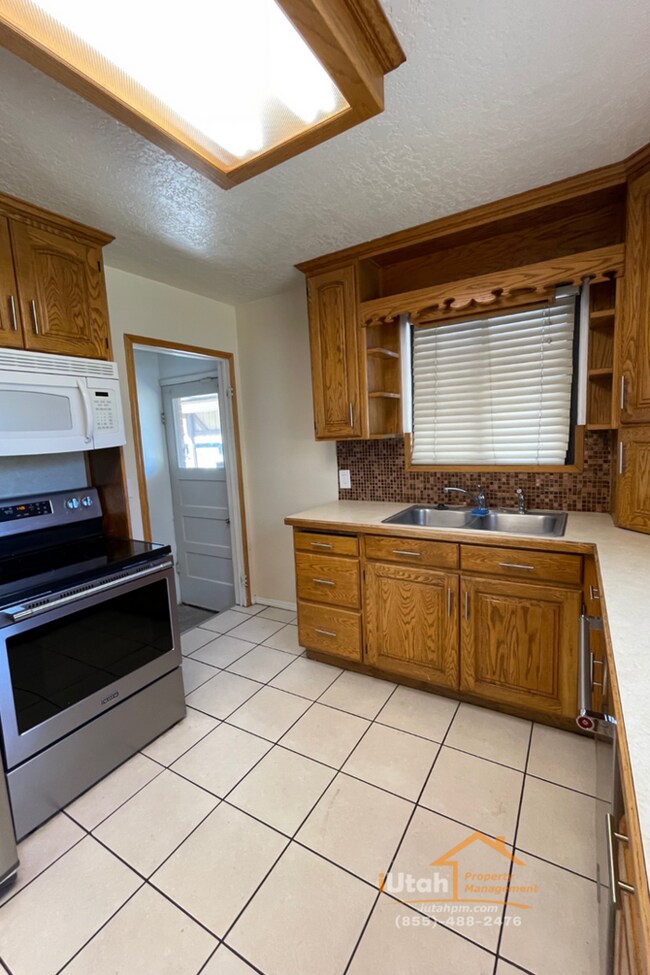 Building Photo - 4 bdrm 2 bth Home