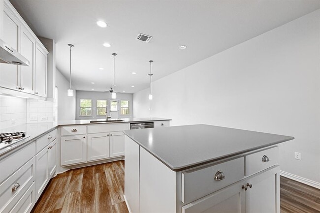 Building Photo - 8816 Mina Dr