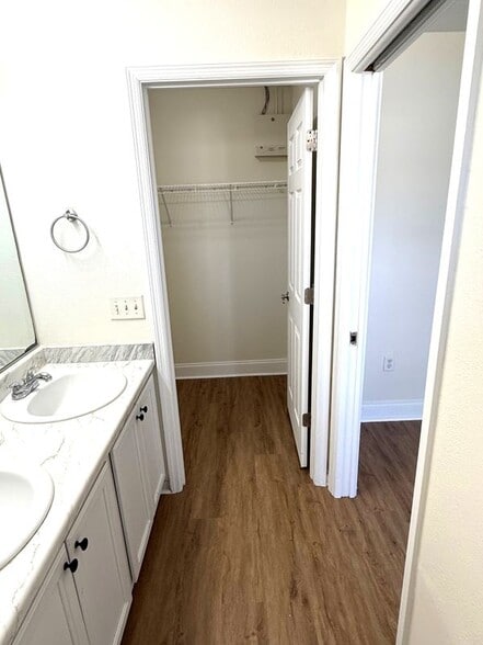 Building Photo - 1111 SW Yorktown Glen