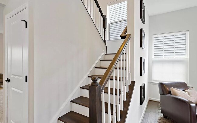 Building Photo - Beautifully maintained SFH in convenient F...
