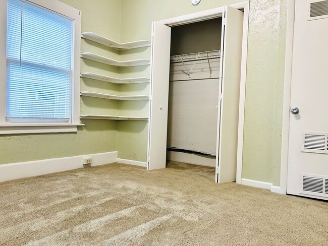 Building Photo - Cute Single Family Home, Great Location