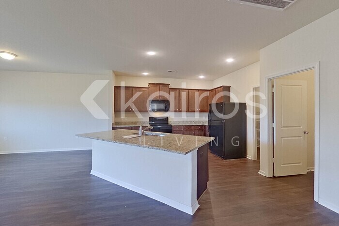 Building Photo - 10994 Lakeview Cir