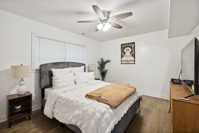 Building Photo - 5565 W Gladys Ave