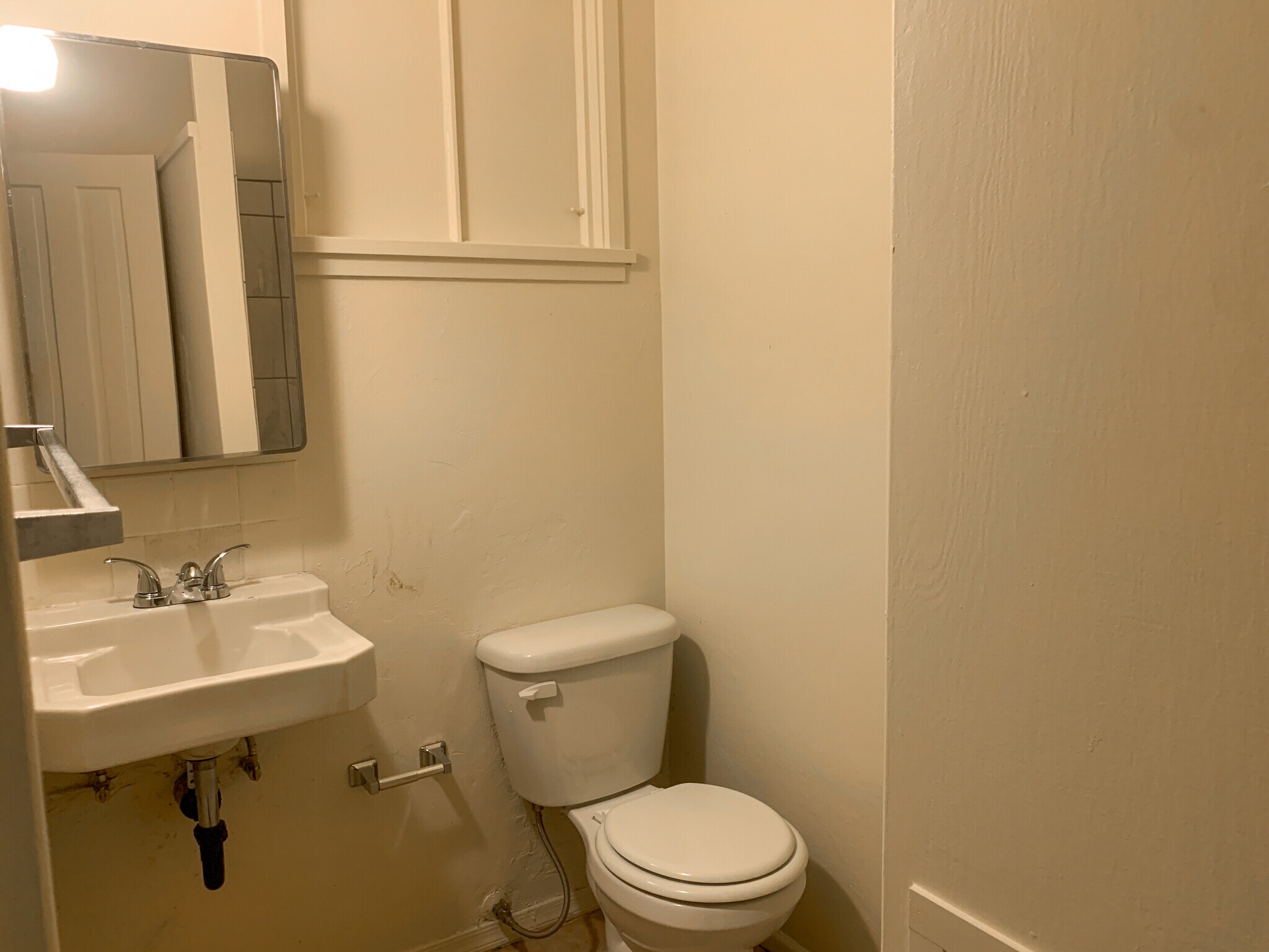 Building Photo - 832 S Maple Ave