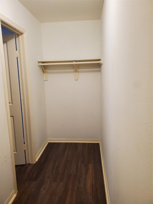 Building Photo - 315 Willowick St