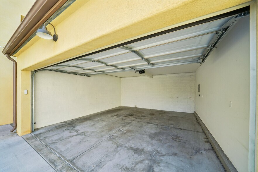 Building Photo - 1406 S Alta Vista Ave