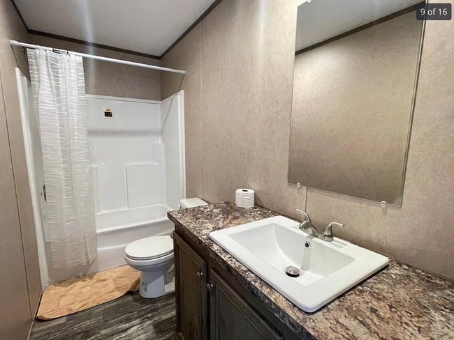 Building Photo - 2 bedroom /2 bathroom