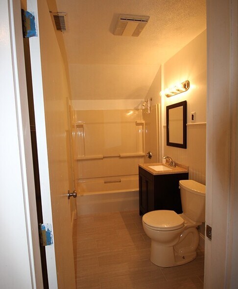 Building Photo - 14 Dow St