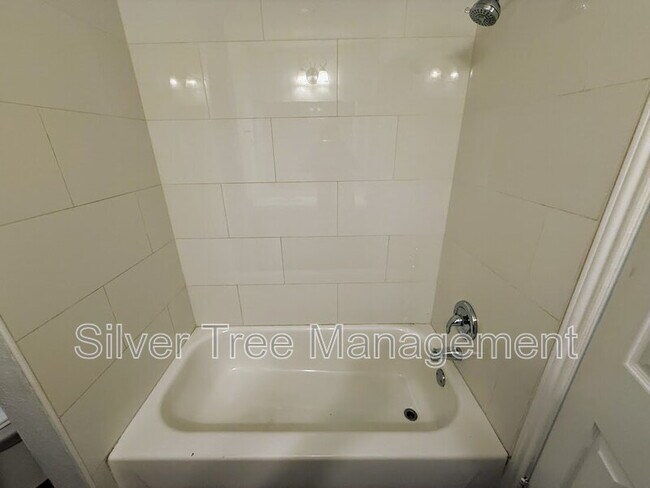 Building Photo - 6845 S Creek Dr