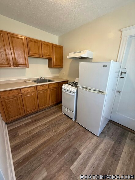 Building Photo - 349 Pleasant St