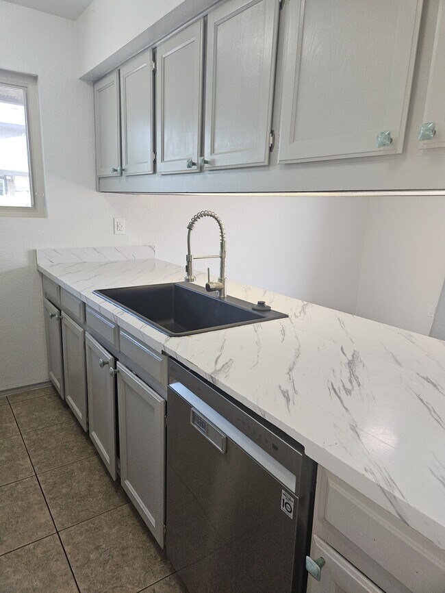 Building Photo - 3 bed 2 bath Townhome in Tempe