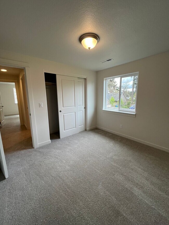 Building Photo - 3-bedroom 2-1/2 bathroom home