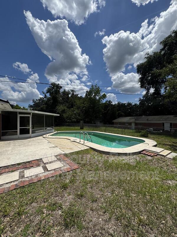 Building Photo - 2255 E Helen Cir