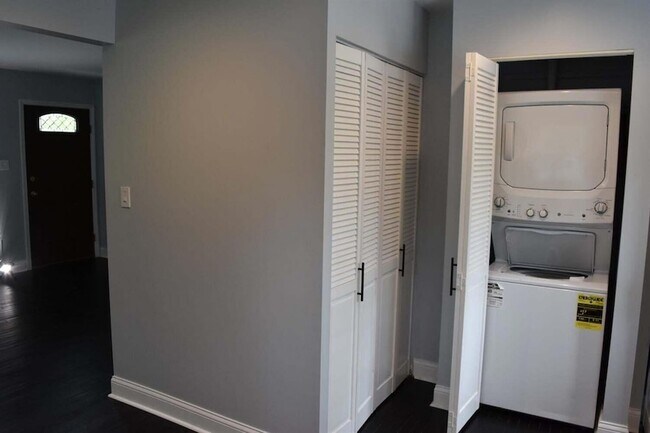 Building Photo - 351 Maple St