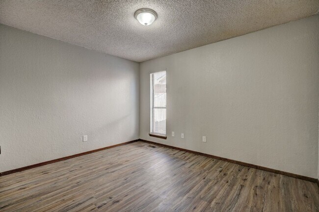 Building Photo - 4 bed, 2 bath home in Edmond