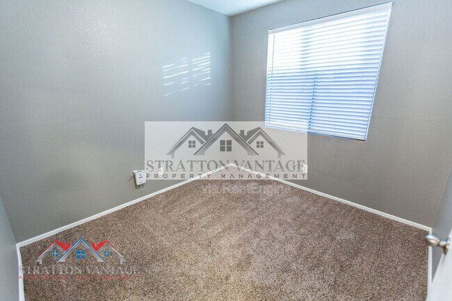 Building Photo - 1131 E Ferrara St