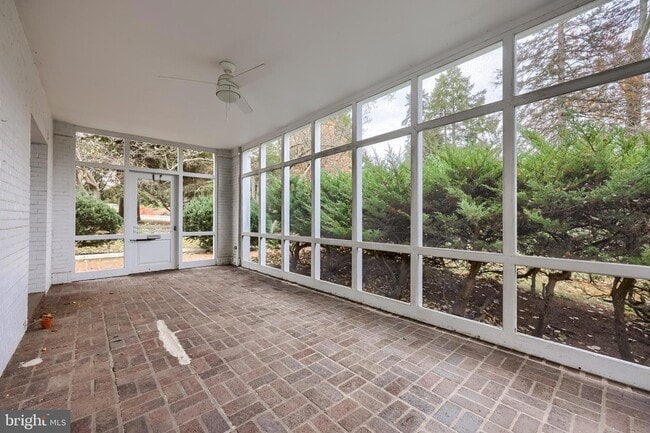 Building Photo - 226 E Caracas Ave