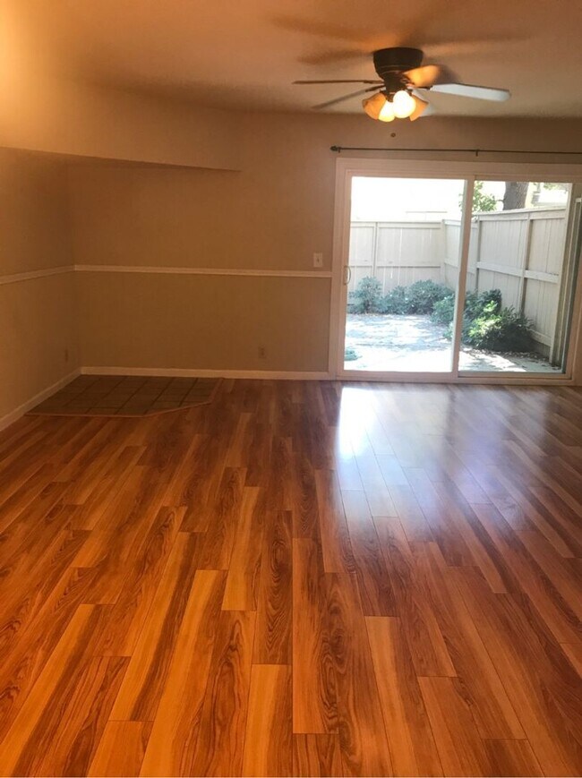 Building Photo - 2 Bedroom 1.5 Bath updated Condo