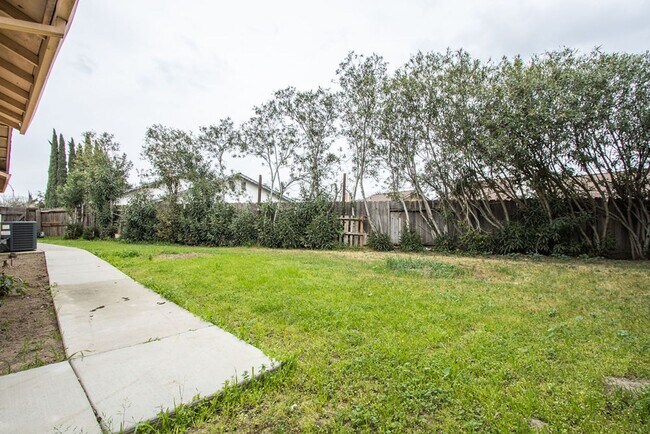 Building Photo - Coming Soon!! Cozy 3-Bedroom, 2-Bath Home in Modesto