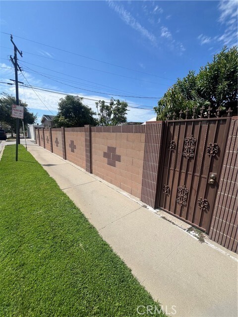 Building Photo - 10547 Garfield Ave