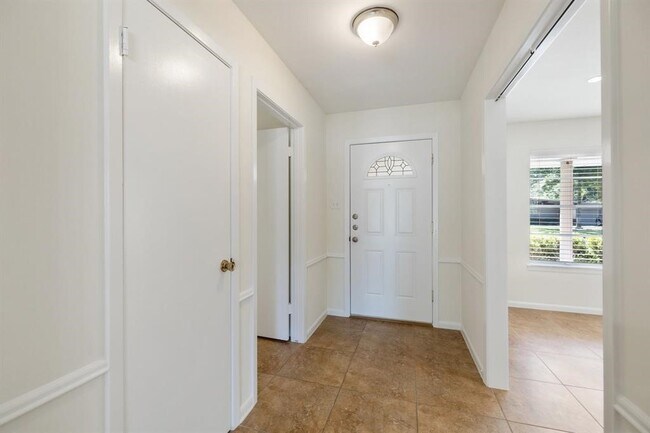 Building Photo - 10214 Londonderry Dr