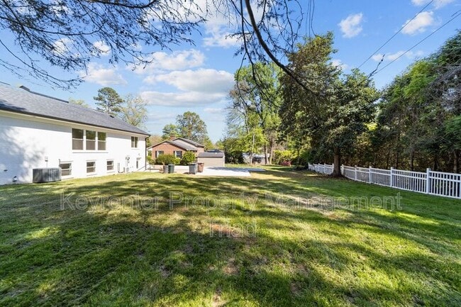 Building Photo - 3807 W Friendly Ave