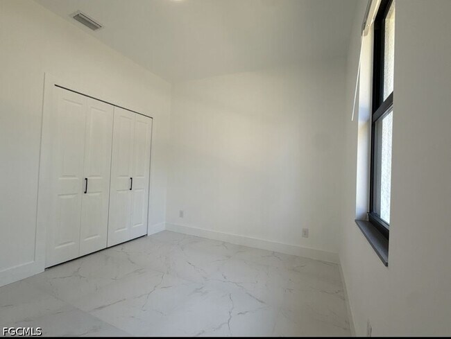 Building Photo - 404-406 Chalet Ave S