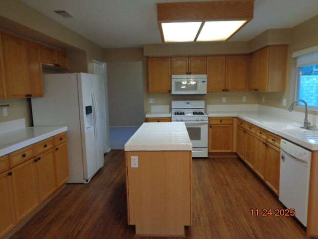 Building Photo - Gorgeous 2 Story Home Built in 1996 with 2476 sq. ft.